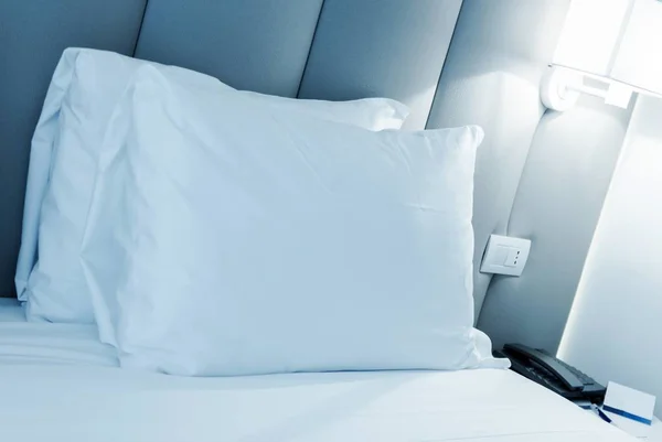 Ξενοδοχείο κρεβάτι μαξιλάρι — Φωτογραφία Αρχείου