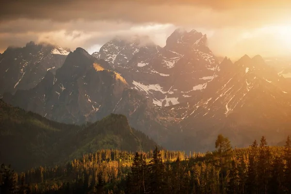 Zonsondergang landschap van bergen — Stockfoto