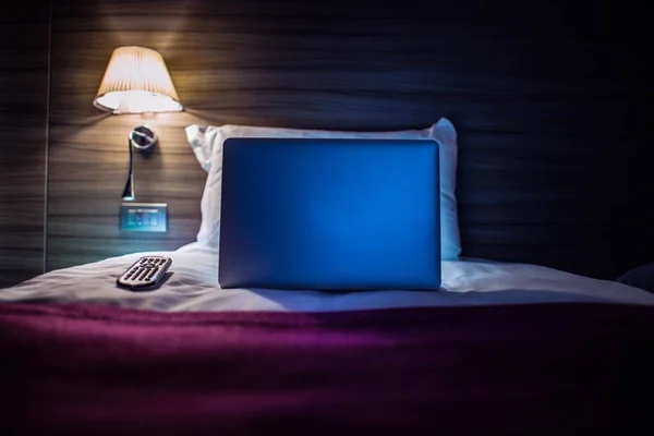 Laptop on the Hotel Bed — Stock Photo, Image