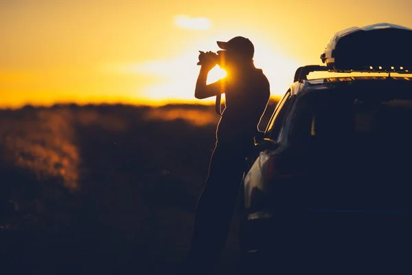 Natuurfotograaf in het veld — Stockfoto