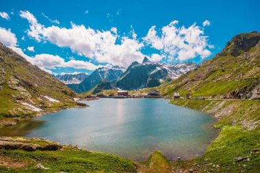 Yaz aylarında büyük St. Bernard Pass