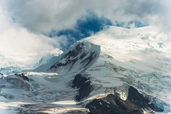 Gletsjers van de enorme berg — Stockfoto