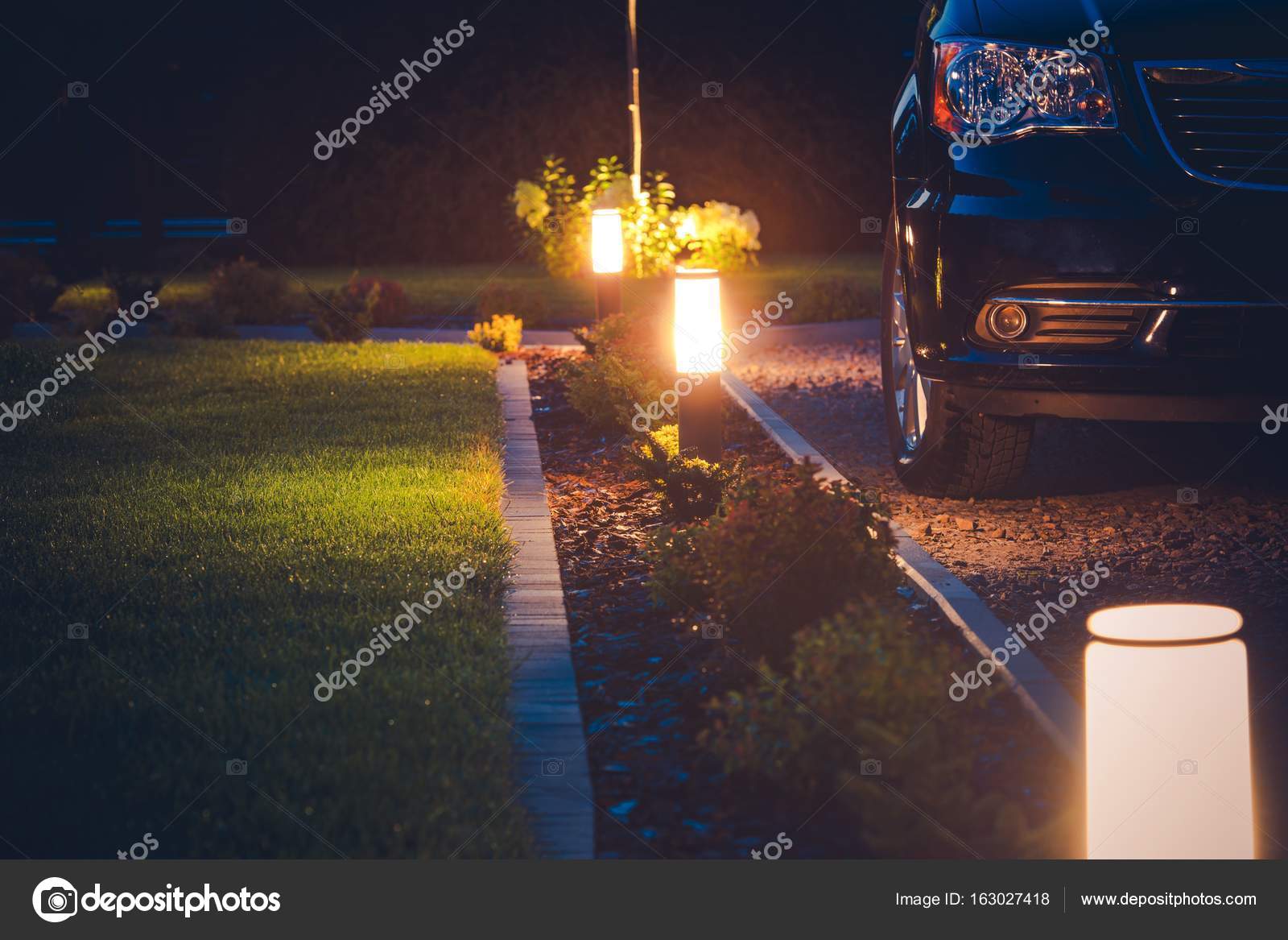 Huis oprit verlichting — Stockfoto © welcomia #163027418 Huis oprit verlichting — Stockfoto © welcomia #163027418