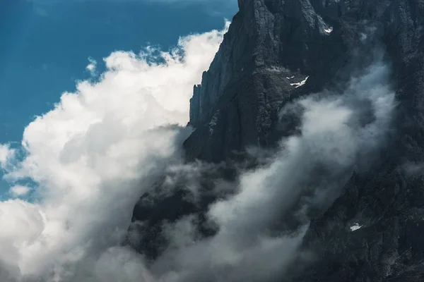 Mistige berg Cliff — Stockfoto