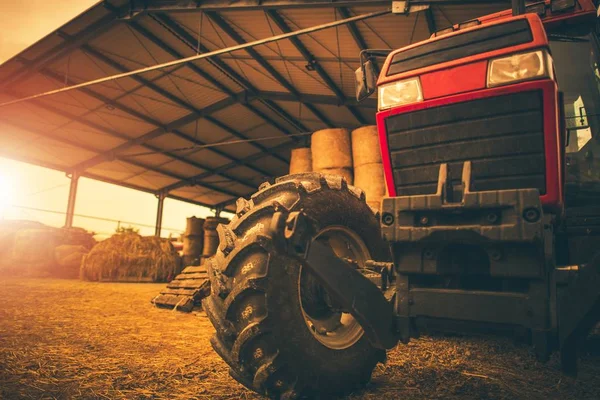 Хранение сена и трактор — стоковое фото
