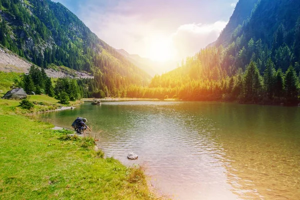 Escursione panoramica sul lago di montagna — Foto Stock