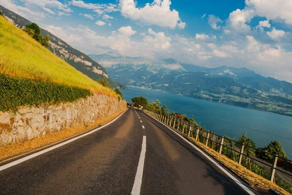 Schilderachtige Zwitserse weg meer van Thun — Stockfoto