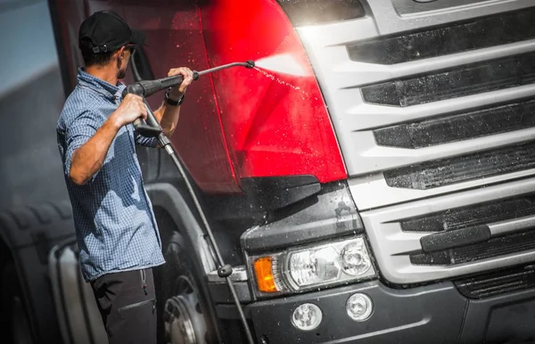 Caminhão motorista lavando seu semi — Fotografia de Stock