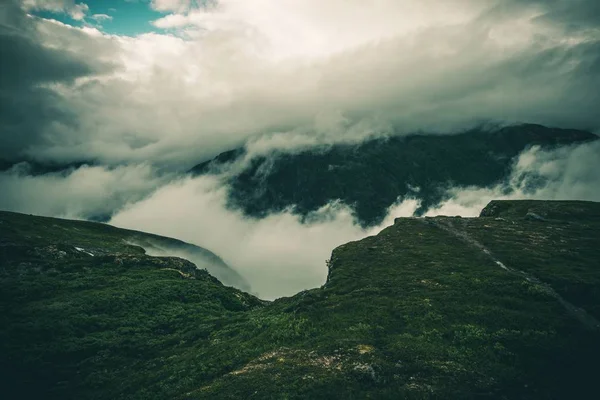 Bewölkte norwegische Landschaft — Stockfoto