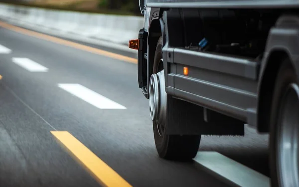 Camión en una carretera Primer plano — Foto de Stock