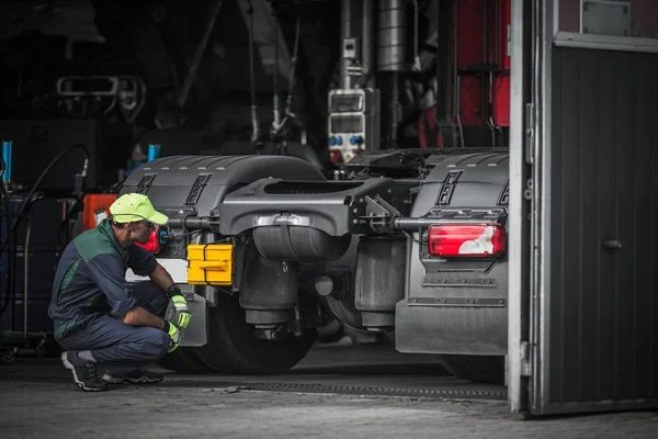 Tecnico di servizio camion Lavoro — Foto Stock