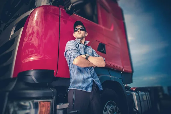Camionista e il suo camion semi — Foto Stock