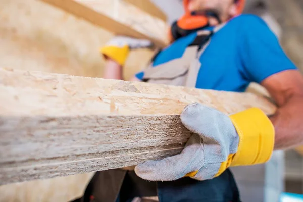 Trabajador con materiales de madera —  Fotos de Stock