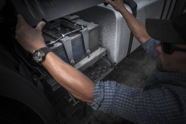 Kamyon pil üzerinde kontrol