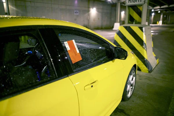 Biglietto parcheggio sulla finestra — Foto Stock