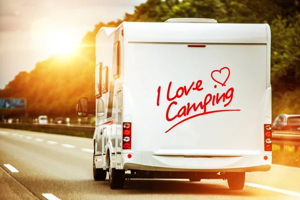 Campingliebhaber im Wohnmobil — Stockfoto