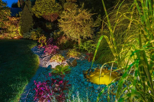 Bakgård trädgård efter mörkrets inbrott — Stockfoto