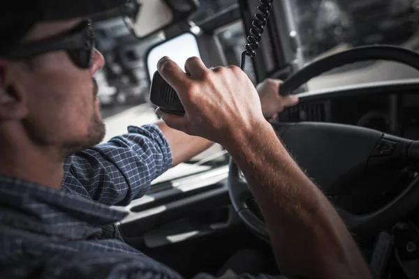 Trucker cb-Radiogespräch — Stockfoto