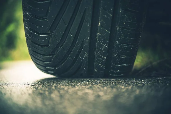 Pneumatico moderno per auto su strada — Foto Stock