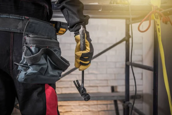 Bauunternehmer mit Hammer — Stockfoto