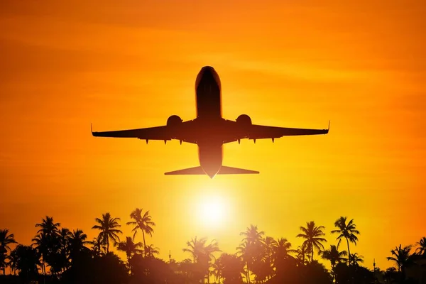 Vliegtuig vlucht naar het paradijs — Stockfoto