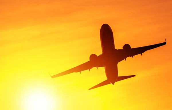 Repülőgép felszáll a napon — Stock Fotó