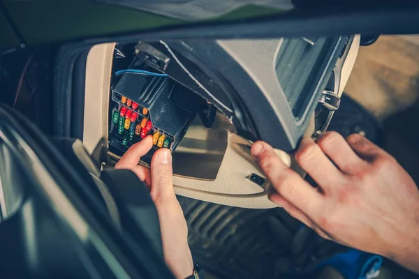 Comprobación de fusibles de coche —  Fotos de Stock