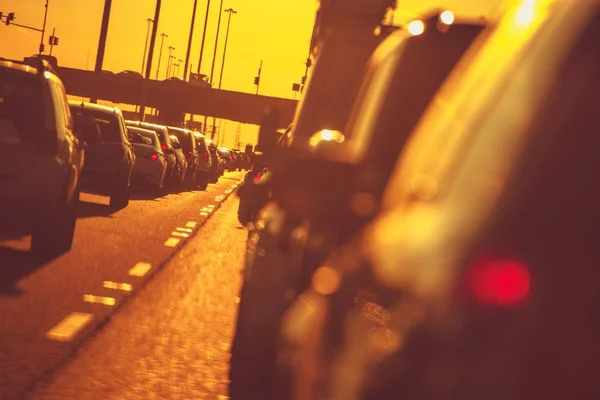 Traffico autostradale cittadino al tramonto — Foto Stock