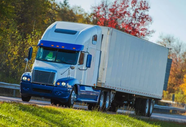 Semi-vrachtwagen op een snelweg — Stockfoto