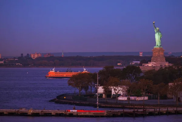 Freiheitsstatue vor Sonnenaufgang — Stockfoto