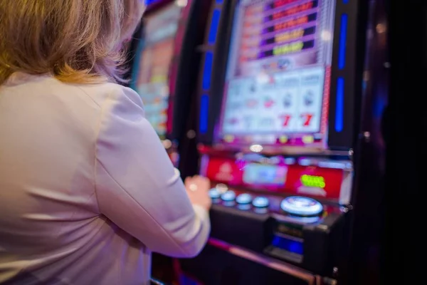 Mulher jogando no casino — Fotografia de Stock