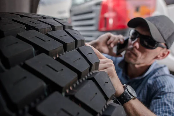Escolhendo pneus de caminhão — Fotografia de Stock