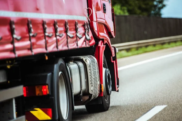 Rode vrachtwagen op de weg — Stockfoto