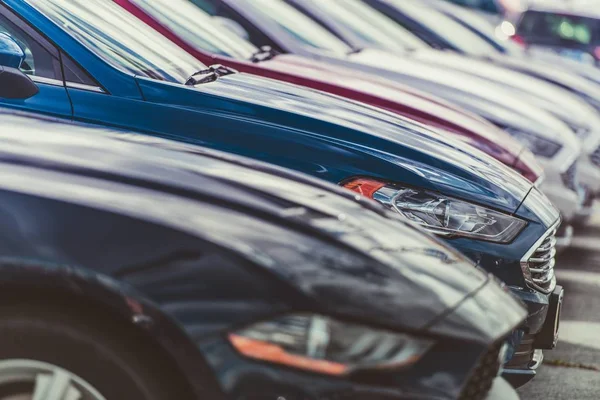 Fila de carros novos — Fotografia de Stock