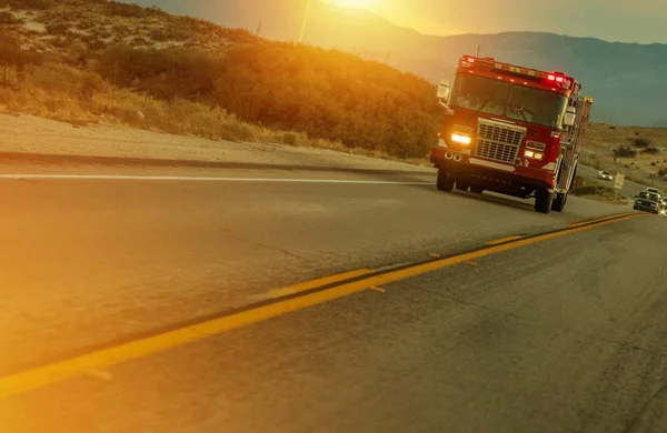 Camión de bomberos exceso de velocidad en la carretera —  Fotos de Stock