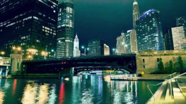 Chicago şehir merkezine ve geceleri Riverwalk. Timelapse 4k görüntüleri