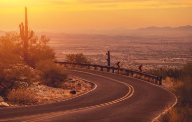 Arizona dağ yoldayım