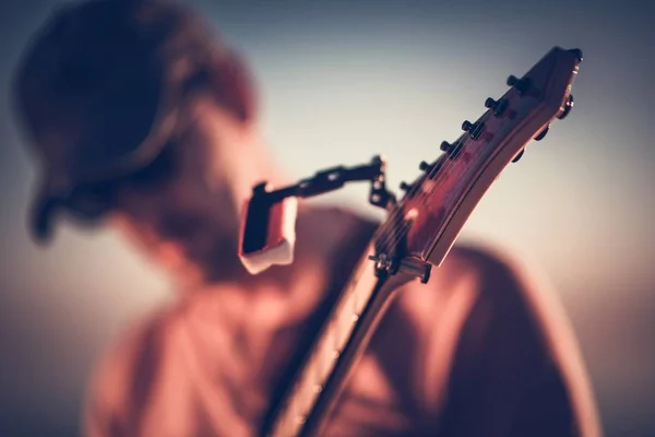 Elektrická kytara hraje Closeup — Stock fotografie