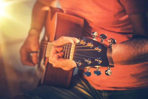 Mastering akoestische gitaar — Stockfoto