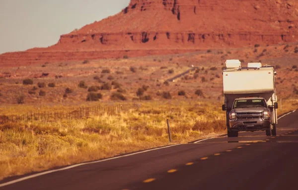 Samochód ciężarowy Camper Arizona podróż — Zdjęcie stockowe