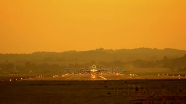 Günbatımı sırasında kalktıktan yolcu uçak.