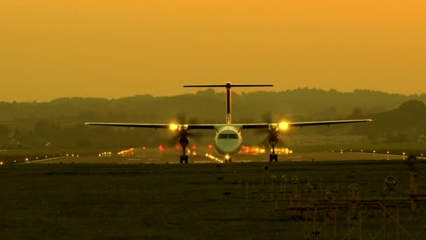 夕暮れ時の滑走路からのターボプロップ航空機タクシー — ストック動画