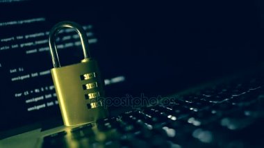 Internet ve bilgisayar güvenlik kavramı ile dizüstü ve arka planda çalışan kodları asma kilit