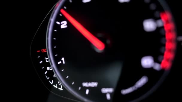 現代の車のダッシュ ボード 分計測器ごと車のエンジンの回転数 — ストック動画