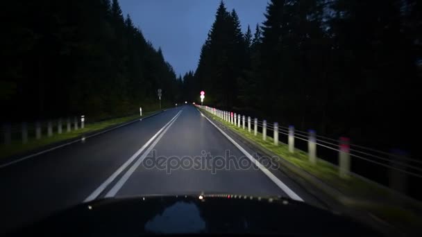 Αυτοκίνητο Οδήγηση Νύχτα Σύγχρονο Όχημα Οδήγησε Προβολείς Οδικό Φωτισμό — Αρχείο Βίντεο