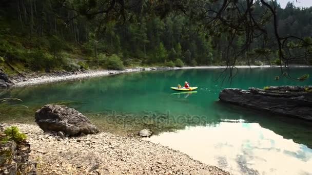 Γυναίκα Μικρό Σκυλί Καγιάκ Στην Λίμνη Blindsee Αυστρίας Διακοπές Σκύλο — Αρχείο Βίντεο