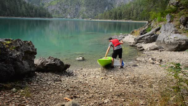 Kayaker Caucásico Orilla Del Lago Escénico Disfrutando Vista Blindsee Austriakayaker — Vídeos de Stock