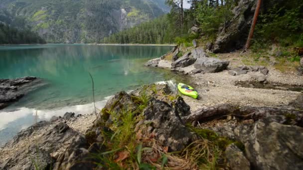 Caiaque Scenic Lake Shore Viagem Caiaque Férias Lago Blindsee — Vídeo de Stock