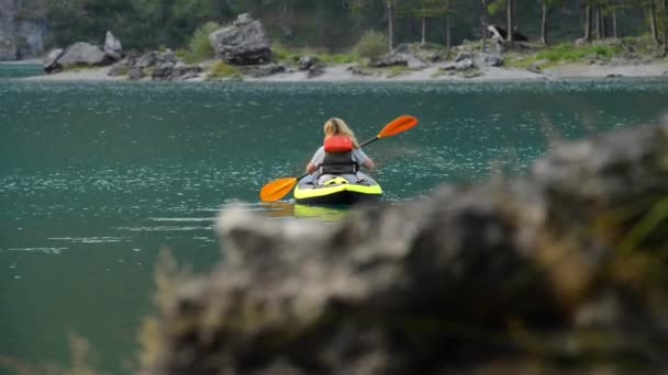 Kaukasische Vrouw Opblaasbare Kajak Lake Reis Watersport — Stockvideo