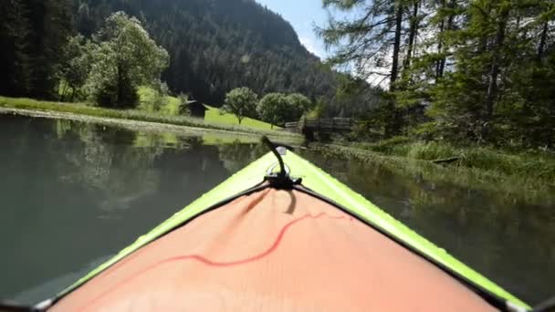 Vacation Kayak Trip Scenic Lake — Stock Video